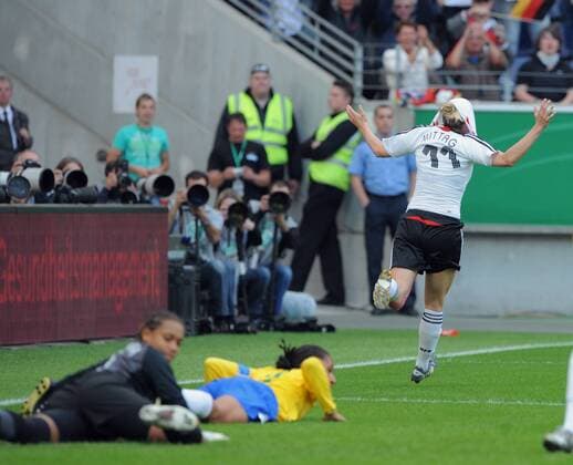 Anja Mittag (Deutschland, re.) - Torjubel Fußball Länderspiel Damen Freundschaftsspiel 2009, Test, Testspiel, Frauen, Frauenfußball, Nationalteam, Nationaltrikot Gruppe Frankfurt M. Dynamik,