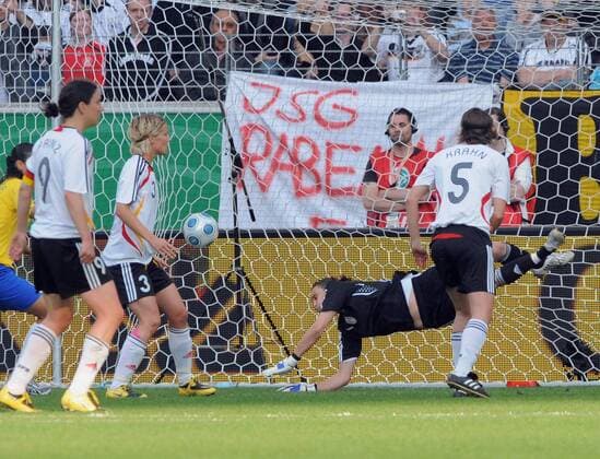 Torfrau Nadine Angerer (Deutschland) kann den 1:1 Gegentreffer nicht verhindern Fußball Länderspiel Damen Freundschaftsspiel 2009, Test, Testspiel, Frauen, Frauenfußball, Nationalteam, Nationaltrikot Gruppe Frankfurt M. Dynamik,