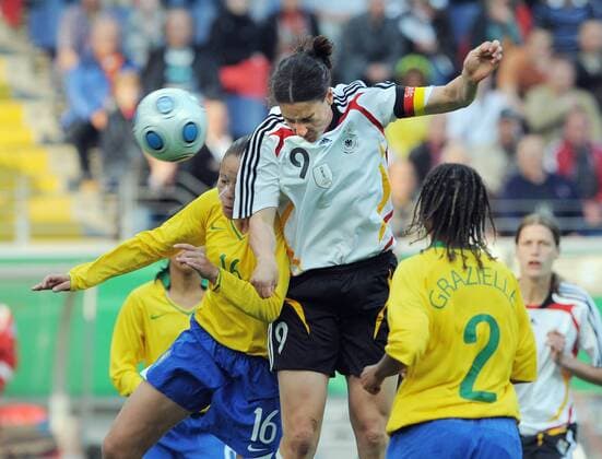 Birgit Prinz (Deutschland, Mitte) gegen Erika (li.) und Grazielle (beide Brasilien) Fußball Länderspiel Damen Freundschaftsspiel 2009, Test, Testspiel, Frauen, Frauenfußball, Nationalteam, Nationaltrikot Gruppe Frankfurt M. Dynamik,