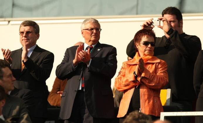 DOSB Präsident Dr. Thomas Bach (li.) und DFB Präsident Dr. Theo Zwanziger (beide Deutschland) mit Ehefrau Inge Fußball Länderspiel Damen Nationalmannschaft 2009, Frauen, Frauenfußball, Test, Testspiel, Freundschaftsspiel Gruppe Frankfurt M.