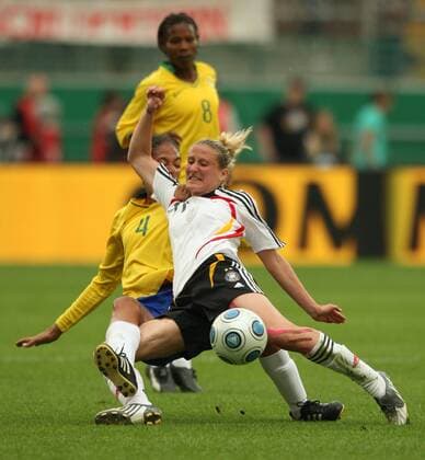 Anja Mittag (Deutschland, vorn) gegen Aline Pellegrino (Brasilien) Fußball Länderspiel Damen Nationalmannschaft 2009, Frauen, Frauenfußball, Test, Testspiel, Freundschaftsspiel, Nationaltrikot Gruppe Frankfurt M. Dynamik,