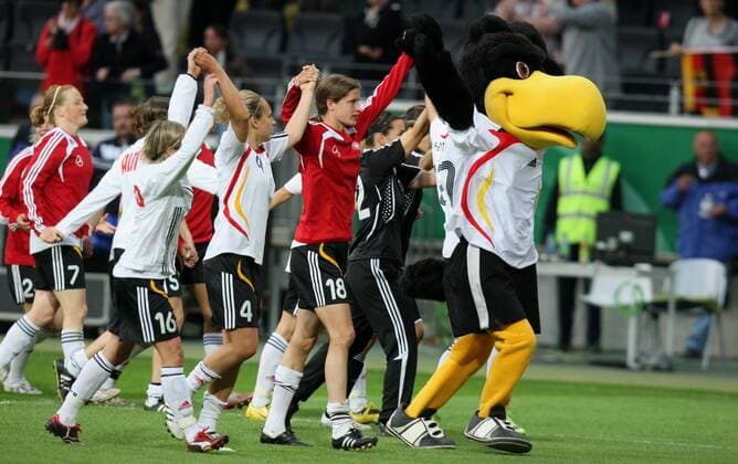 Schlussjubel Deutschland mit DFB Maskottchen Paule und Kerstin Garefrekes (in rot) Fußball Länderspiel Damen Freundschaftsspiel 2009, Test, Testspiel, Frauen, Frauenfußball, Nationalteam, Nationaltrikot Gruppe Frankfurt M.