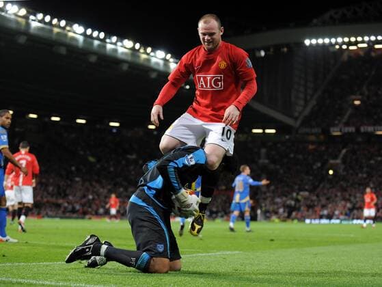 Wayne Rooney (Manchester United) gegen Torwart David James (Portsmouth) - EDITORIAL USE ONLY. No use with unauthorised audio, video, data, fixture lists, club league logos or live services. Online in-match use limited to 120 images, no video emulation. No use in betting, games or single club league player publications. Fußball Herren English Premier League 2008 2009, 1. Englische Liga, Manchester United - FC Portsmouth 2:0, ManU Gruppe Manchester