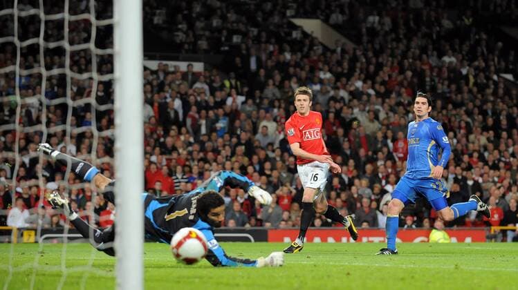 Michael Carrick (Manchester United, Mitte) überwindet Torwart David James (Portsmouth) und erzielt das Tor zum 2:0 - EDITORIAL USE ONLY. No use with unauthorised audio, video, data, fixture lists, club league logos or live services. Online in-match use limited to 120 images, no video emulation. No use in betting, games or single club league player publications. Fußball Herren English Premier League 2008 2009, 1. Englische Liga, Manchester United - FC Portsmouth 2:0, ManU Totale Manchester Dynamik,