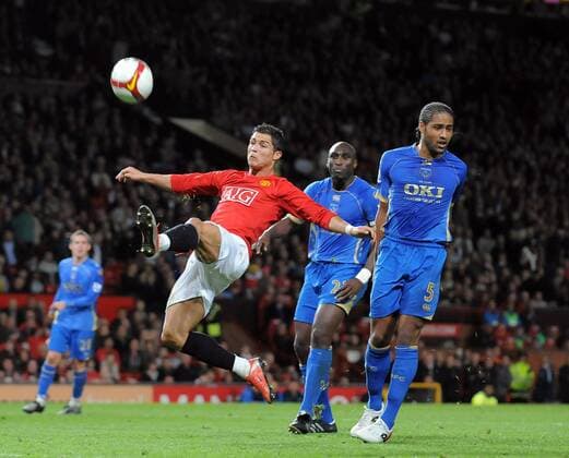 Cristiano Ronaldo (Manchester United, li.) gegen Glen Johnson (re.) und Sol Campbell (beide Portsmouth) - EDITORIAL USE ONLY. No use with unauthorised audio, video, data, fixture lists, club league logos or live services. Online in-match use limited to 120 images, no video emulation. No use in betting, games or single club league player publications. Fußball Herren English Premier League 2008 2009, 1. Englische Liga, Manchester United - FC Portsmouth 2:0, ManU Gruppe Manchester Dynamik, Kampf,