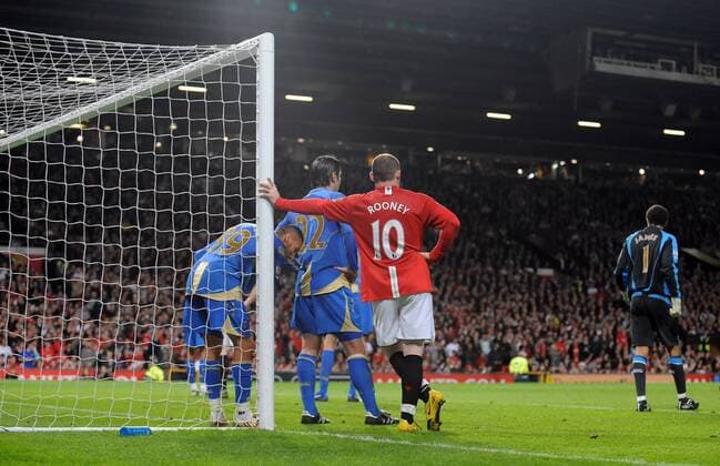 Wayne Rooney (Manchester United, 10) lehnt lässig am Torpfosten - EDITORIAL USE ONLY. No use with unauthorised audio, video, data, fixture lists, club league logos or live services. Online in-match use limited to 120 images, no video emulation. No use in betting, games or single club league player publications. Fußball Herren English Premier League 2008 2009, 1. Englische Liga, Manchester United - FC Portsmouth 2:0, ManU Gruppe Manchester Langeweile,