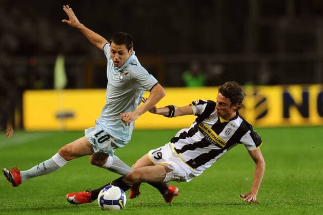 Mauro Zarate (Lazio Rom, li.) gegen Claudio Marchisio (Juventus Turin) -  Fußball Herren Coppa Italia 2008 2009, italienischer Pokal, Pokalspiel, Juventus Turin - Lazio Rom 1:2, Juve Gruppe Turin Dynamik, Kampf,