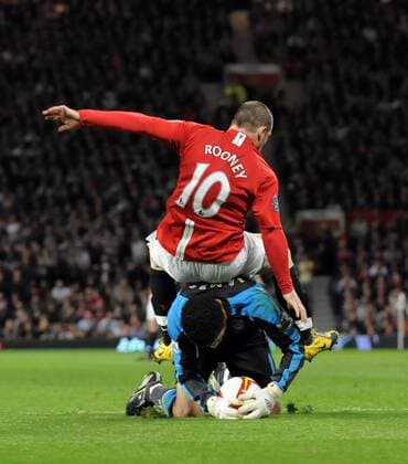 Wayne Rooney (Manchester United, o.) gegen Torwart David James (Portsmouth) - EDITORIAL USE ONLY. No use with unauthorised audio, video, data, fixture lists, club league logos or live services. Online in-match use limited to 120 images, no video emulation. No use in betting, games or single club league player publications. Fußball Herren English Premier League 2008 2009, 1. Englische Liga, Manchester United - Portsmouth FC 2:0, ManU Gruppe Manchester Dynamik,