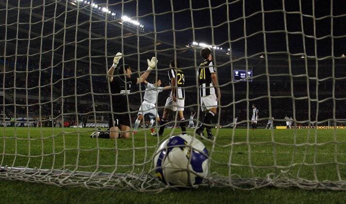 Torwart Gianluigi Buffon (Juventus Turin, li.) enttäuscht nach einem Torerfolg von Lazio Rom -  Fußball Herren Coppa Italia 2008 2009, Pokal, Pokalspiel, Juventus Turin - Lazio Rom 1:2, Juve Gruppe Turin Enttäuschung, Verzweiflung,