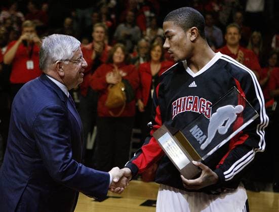NBA Commissioner David Stern zeichnet Derrick Rose (Chicago Bulls) mit der Eddie Gottlieb Trophy für den Rookie of the Year aus -  (CHI2009042308) Basketball Herren NBA 2008 2009, Playoffs, Playoff, Play Offs, Off, Chicago Bulls Gruppe Chicago