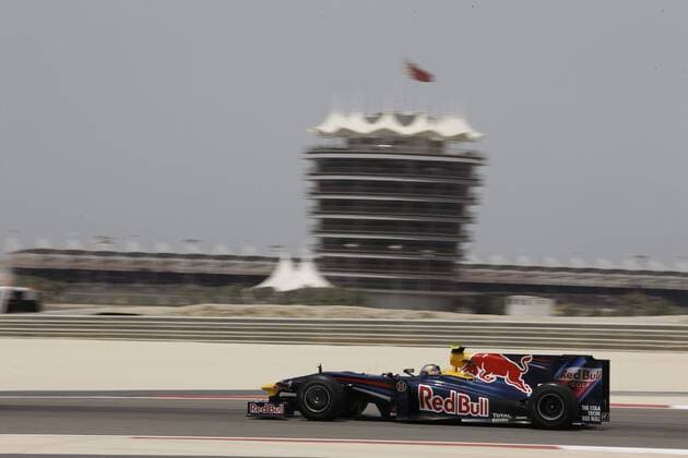 Sebastian Vettel (Deutschland Red Bull) mit seinem Boliden vor dem Tower auf dem Bahrain International Circuit Motorsport Grand Prix Herren Großer Preis von Bahrain 2009, Formel 1 Weltmeisterschaft, F1, F, GP, WM, Freies Training Totale Manama Sakhir