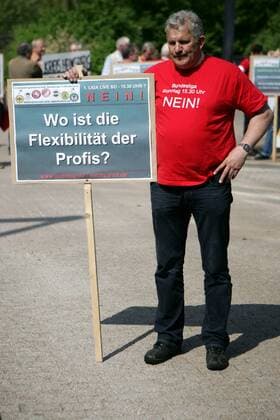 Wo ist die Flexibilität der Profis? - Vertreter der Amateurverbände protestiert am Rande des DFB Bundestages in Düsseldorf gegen die Einführung eines Bundesligaspiels am Sonntagnachmittag Fußball Herren DFB Bundestag 2009, Versammlung, Tagung, Konferenz, Sitzung o0 Kritik Einzelbild o0 Überschneidung Vertrag, Fernsehvertrag Düsseldorf