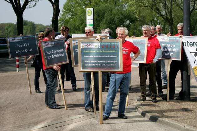 Vertreter der Amateurverbände protestieren am Rande des DFB Bundestages in Düsseldorf gegen die Einführung eines Bundesligaspiels am Sonntagnachmittag Fußball Herren DFB Bundestag 2009, Versammlung, Tagung, Konferenz, Sitzung o0 Kritik Gruppe o0 Überschneidung Vertrag, Fernsehvertrag Düsseldorf