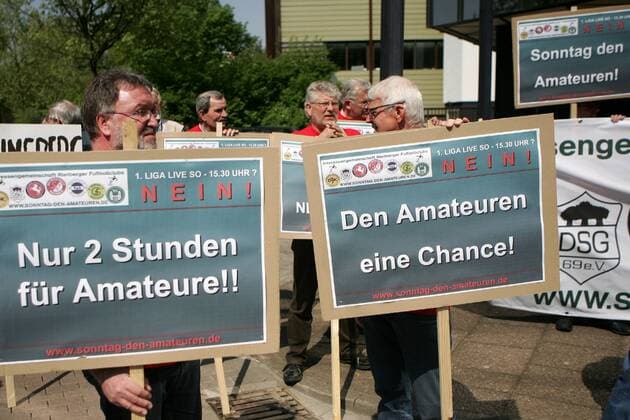 Vertreter der Amateurverbände protestieren am Rande des DFB Bundestages in Düsseldorf gegen die Einführung eines Bundesligaspiels am Sonntagnachmittag Fußball Herren DFB Bundestag 2009, Versammlung, Tagung, Konferenz, Sitzung o0 Kritik Gruppe o0 Überschneidung Vertrag, Fernsehvertrag Düsseldorf
