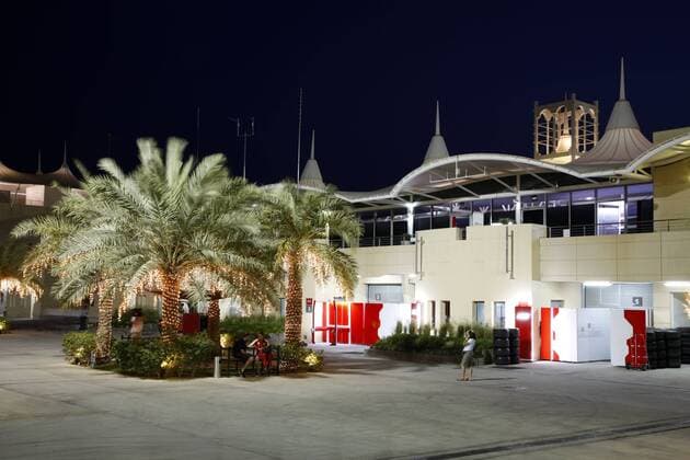 Abendliches Fahrerlager des Bahrain International Circuit Motorsport Grand Prix Herren Großer Preis von Bahrain 2009, Formel 1 Weltmeisterschaft, F1, F, GP, WM Totale Manama Sakhir