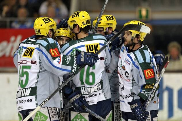 Torjubel Bietigheim Bissingen Eishockey 2. BL Herren Saison 2008 2009, SC Bietigheim Bissingen Steelers Gruppe Playoffs, Playoff, Play Offs, Off, Finale München Freude,