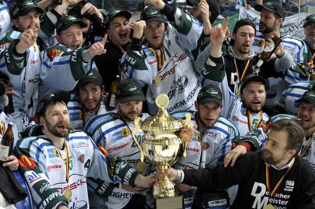 Bietigheim Bissingen ist Meister der 2. Bundesliga 2008 2009, u.a. Trainer Christian Brittig (re.) Eishockey 2. BL Herren Saison 2008 2009, SC Bietigheim Bissingen Steelers Totale Playoffs, Playoff, Play Offs, Off, Finale München Freude,