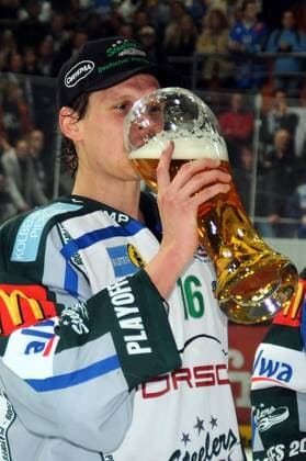 Dominik Hammer (Bietigheim Bissingen), Zweitligameister 2008 2009, genehmigt sich einen Schluck Bier Eishockey 2. BL Herren Saison 2008 2009, SC Bietigheim Bissingen Steelers Einzelbild Playoffs, Playoff, Play Offs, Off, Finale München Freude,