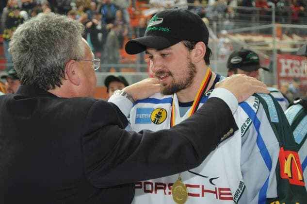 Präsident Hans Günther Neumann (li.) übergibt Zweitligameister 2008 2009 Florian Jung (beide Bietigheim Bissingen) die Goldmedaille Eishockey 2. BL Herren Saison 2008 2009, SC Bietigheim Bissingen Steelers Gruppe Playoffs, Playoff, Play Offs, Off, Finale München Freude,
