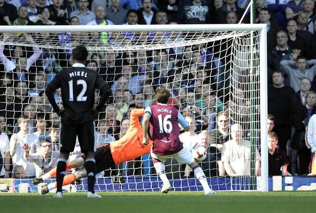 Mark Noble (West Ham United) scheitert per Elfmeter an Torwart Petr Cech (Chelsea) - EDITORIAL USE ONLY. No use with unauthorised audio, video, data, fixture lists, club league logos or live services. Online in-match use limited to 120 images, no video emulation. No use in betting, games or single club league player publications. Fußball Herren English Premier League 2008 2009, 1. Englische Liga, West Ham United - Chelsea FC London 0:1 Gruppe London Abwehr,
