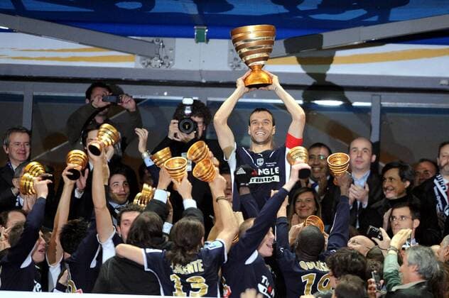 Franck Jurietti präsentiert den Pokal - Bordeaux gewinnt den Coupe de la Ligue 2009 -  Fußball Herren Coupe de la Ligue 2008 2009, Französischer Ligapokal, Pokal Pokalspiel, Finale Girondins de Bordeaux Totale Paris Freude,