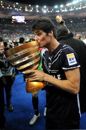 Yoann Gourcuff küsst den Pokal - Bordeaux gewinnt den Coupe de la Ligue 2009 -  Fußball Herren Coupe de la Ligue 2008 2009, Französischer Ligapokal, Pokal Pokalspiel, Finale Girondins de Bordeaux Einzelbild Paris Freude,