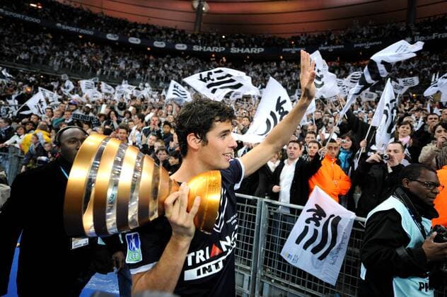 Yoann Gourcuff winkt den Anhängern - Bordeaux gewinnt den Coupe de la Ligue 2009 -  Fußball Herren Coupe de la Ligue 2008 2009, Französischer Ligapokal, Pokal Pokalspiel, Finale Girondins de Bordeaux Einzelbild Paris Freude,