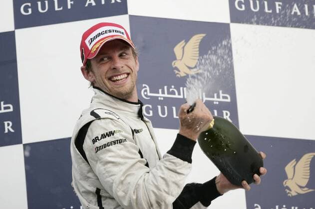 Jenson Button (England Brawn GP) jubelt über seinen Sieg beim GP von Bahrain 2009 Motorsport Grand Prix Herren Großer Preis von Bahrain 2009, Formel 1 WM, F1, F, GP Einzelbild Manama Sakhir Freude,