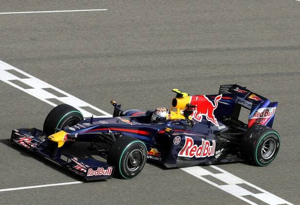 Sebastian Vettel (Deutschland Red Bull) überquert die Ziellinie Motorsport Grand Prix Herren Großer Preis von Bahrain 2009, Formel 1 WM, F1, F, GP Einzelbild Manama Sakhir