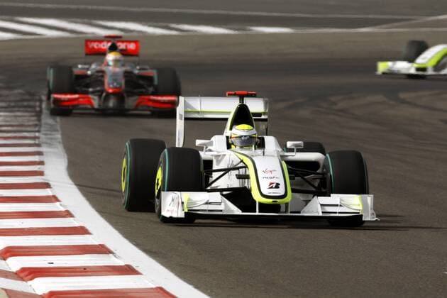 Jenson Button (England Brawn GP) vor Hamilton (England McLaren Mercedes) Motorsport Grand Prix Herren Großer Preis von Bahrain 2009, Formel 1 WM, F1, F, GP Einzelbild Manama Sakhir