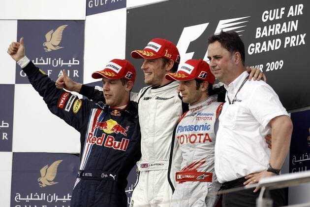 Siegerehrung nach dem GP von Bahrain 2009, v.li.: Sebastian Vettel (Deutschland Red Bull), Sieger Jenson Button (England Brawn GP) und Jarno Trulli (Italien Toyota) sowie Teammanager Ron Meadows (England Brawn GP) Motorsport Grand Prix Herren Großer Preis von Bahrain 2009, Formel 1 WM, F1, F, GP Gruppe Manama Sakhir Freude,