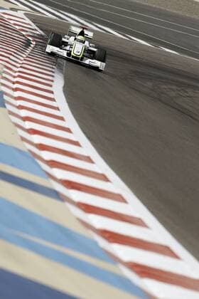 Jenson Button (England Brawn GP) in seinem Boliden Motorsport Grand Prix Herren Großer Preis von Bahrain 2009, Formel 1 WM, F1, F, GP Totale Manama Sakhir