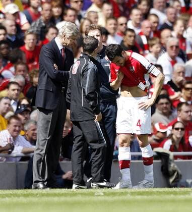 Cesc Fabregas (re.) verletzt bei Trainer Arsene Wenger (li., beide Arsenal) - EDITORIAL USE ONLY. No use with unauthorised audio, video, data, fixture lists, club league logos or live services. Online in-match use limited to 120 images, no video emulation. No use in betting, games or single club league player publications. Fußball Herren English Premier League 2008 2009, 1. Englische Liga, Arsenal FC London Gruppe London