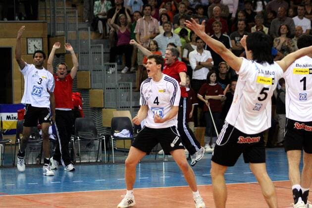 Schlussjubel Friedrichshafen v.li.: Marc Honore, Lukas Tichacek, Moon Sung Min Volleyball 1. BL Herren Saison 2008 2009, Playoffs, Playoff, Play Offs, Off, Finale, Gruppe Unterhaching Freude,