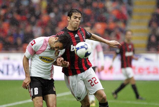 Mattia Cassani (Palermo, li.) gegen Kaka (AC Mailand) - Fußball Herren Serie A 2008 2009, 1. Italienische Liga, AC Mailand - US Palermo 3:0, Milan, Gruppe Mailand Dynamik,