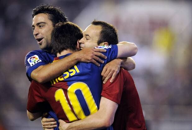 Xavi Hernandez (li.) jubelt mit Andres Iniesta (re.) und Lionel Messi (alle FC Barcelona) -  (pan31203) Fußball Herren Primera Division 2008 2009, 1. Spanische Liga, FC Barcelona, Barca, Vdig Gruppe Valencia Freude,