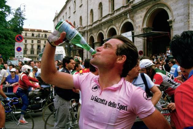 Bernard Hinault (Italien La Vie Claire Wonder Radar) trinkt Pellegrino -  Radsport Herren Giro d Italia 1985, dItalia, Straßenradsport, Straße, Rad, Einzelbild 15. Etappe: L Aquila - Perugia
