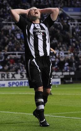 Mark Viduka (Newcastle) enttäuscht - EDITORIAL USE ONLY. No use with unauthorised audio, video, data, fixture lists, club league logos or live services. Online in-match use limited to 120 images, no video emulation. No use in betting, games or single club league player publications. Fußball Herren English Premier League 2008 2009, 1. Englische Liga, Newcastle United Einzelbild Newcastle Verzweiflung,