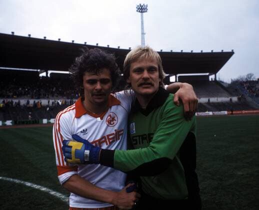 Lutz Eigendorf (li.) und Torwart Ronnie Hellström (beide Lautern) - Schlussjubel Fußball 1. BL Herren DEUTSCHSPRACHIGE SPORTZEITSCHRIFTEN UND -ZEITUNGEN NUR NACH RÜCKSPRACHE, Saison 1979 1980 Gruppe Frankfurt M. Freude,