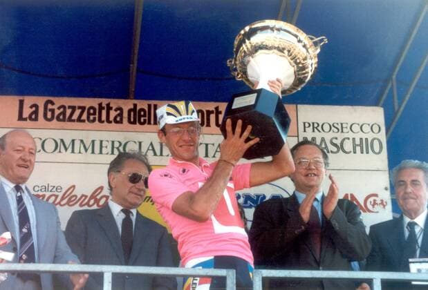 Laurent Fignon (Frankreich Super U, Mitte) gewinnt den Giro d Italia 1989 mit Gino Bartali (2.v.li.) und Renndirektor Vincenzo Torriani (beide Italien, re.) -  Radsport Herren Giro d Italia 1989, dItalia, Straßenradsport, Straße, Rad Gruppe Florenz Freude,
