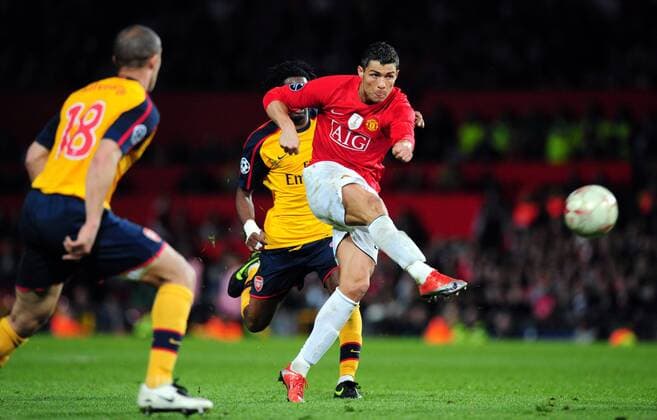 Cristiano Ronaldo (Manchester United, re.) - EDITORIAL USE ONLY. No use with unauthorised audio, video, data, fixture lists, club league logos or live services. Online in-match use limited to 120 images, no video emulation. No use in betting, games or single club league player publications. Fußball EC 1 Herren Champions League 2008 2009, ManU - Arsenal FC London 1:0 Gruppe o0 Halbfinale Manchester Dynamik,