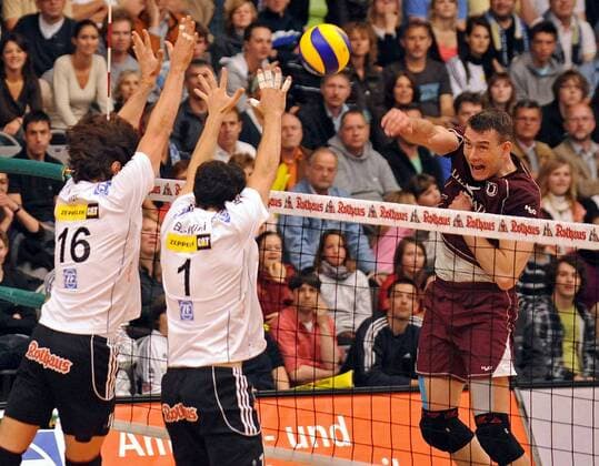 Marco Liefke (Haching, re.) gegen Juliano Bendini (Mitte) und Idner Faustino Lima Martins (beide Friedrichshafen) Volleyball 1. BL Herren Saison 2008 2009, Playoffs, Playoff, Play Offs Off Finale VfB Friedrichshafen - Generali Haching 3:0 Gruppe Friedrichshafen Dynamik,