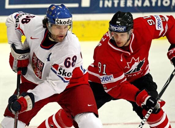 Jaromir Jagr (Tschechien, li.) gegen Jason Spezza (Kanada) -  Eishockey Länderspiel Herren WM 2009, Nationalteam, Nationaltrikot, Kanada - Tschechien 5:1, Vdig Gruppe Kloten Dynamik,
