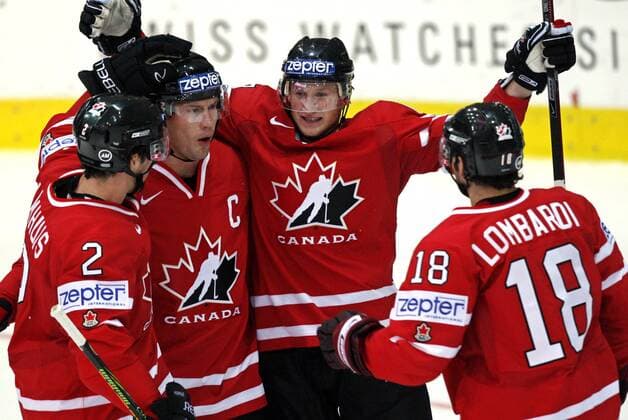 Torjubel Kanada, v.li.: Dan Hamhuis, Shane Doan, Steve Stamkos und Matthew Lombardi -  Eishockey Länderspiel Herren WM 2009, Nationalteam, Nationaltrikot, Kanada, Vdig Gruppe Kloten Freude,