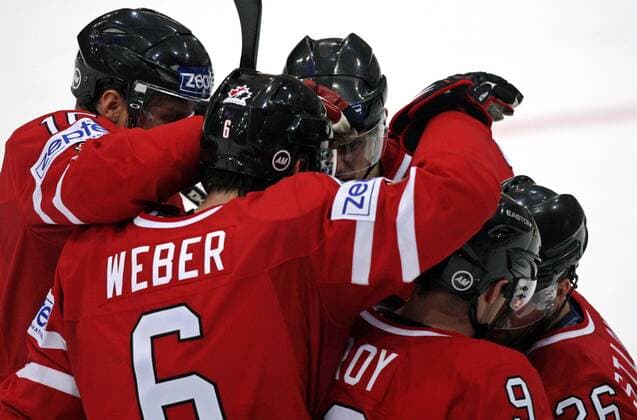 Torjubel Kanada um Shea Weber (2.v.li.) -  Eishockey Länderspiel Herren WM 2009, Nationalteam, Nationaltrikot, Kanada, Vdig Gruppe Kloten Freude,