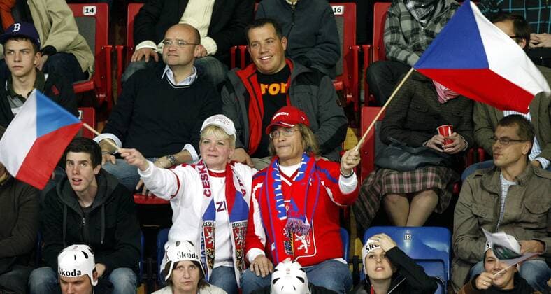 Tschechisches Fanpaar schwenkt Nationalfahnen -  Eishockey Länderspiel Herren WM 2009, Nationalteam, Vdig Gruppe Kloten