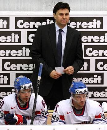 Nationaltrainer Vladimir Ruzicka hinter Roman Cervenka (li.) und Jan Marek (alle Tschechien) -  Eishockey Länderspiel Herren WM 2009, Nationalteam, Nationaltrikot, Vdig Gruppe Kloten