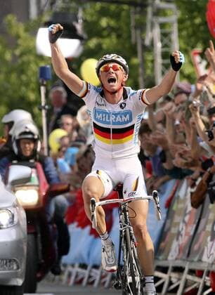 Fabian Wegmann (Deutschland Milram) jubelt über seinen Sieg beim Eschborn Frankfurt City Loop 2009 Radsport Herren Eschborn Frankfurt City Loop 2009 (Rund um den Henninger Turm), Straßenradsport, Straße, Rad Einzelbild Frankfurt M. Freude, Begeisterung,