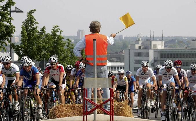 Streckenhelfer warnt das Peloton vor einem Hindernis Radsport Herren Eschborn Frankfurt City Loop 2009 (Rund um den Henninger Turm), Straßenradsport, Straße, Rad Gruppe Frankfurt M.