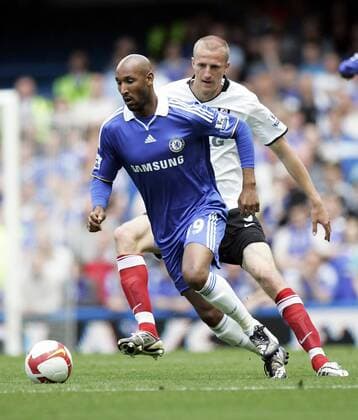 Nicolas Anelka (Chelsea, li.) gegen Brede Hangeland (Fulham) - EDITORIAL USE ONLY. No use with unauthorised audio, video, data, fixture lists, club league logos or live services. Online in-match use limited to 120 images, no video emulation. No use in betting, games or single club league player publications. Fußball Herren English Premier League 2008 2009, 1. Englische Liga, FC Chelsea London - FC Fulham 3:1 Gruppe London
